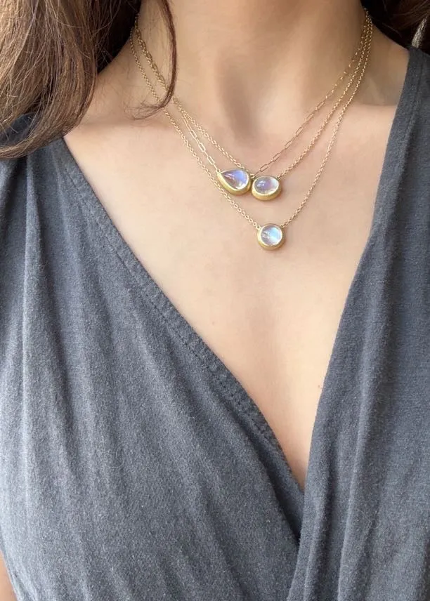 18 Karat Gold Pear Shaped Moonstone Necklace - 6.11 carats