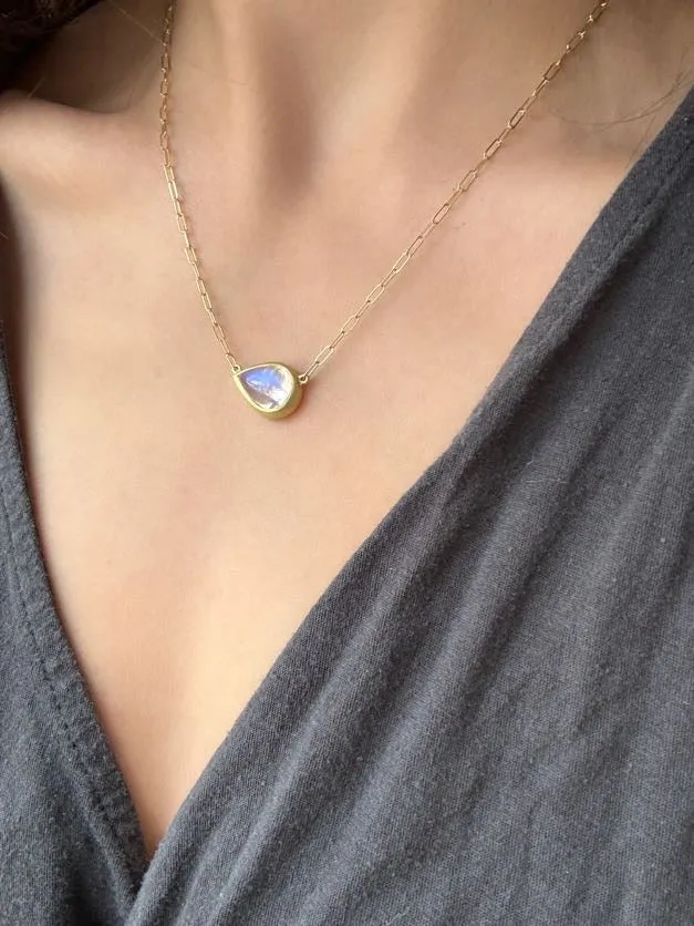 18 Karat Gold Pear Shaped Moonstone Necklace - 6.11 carats